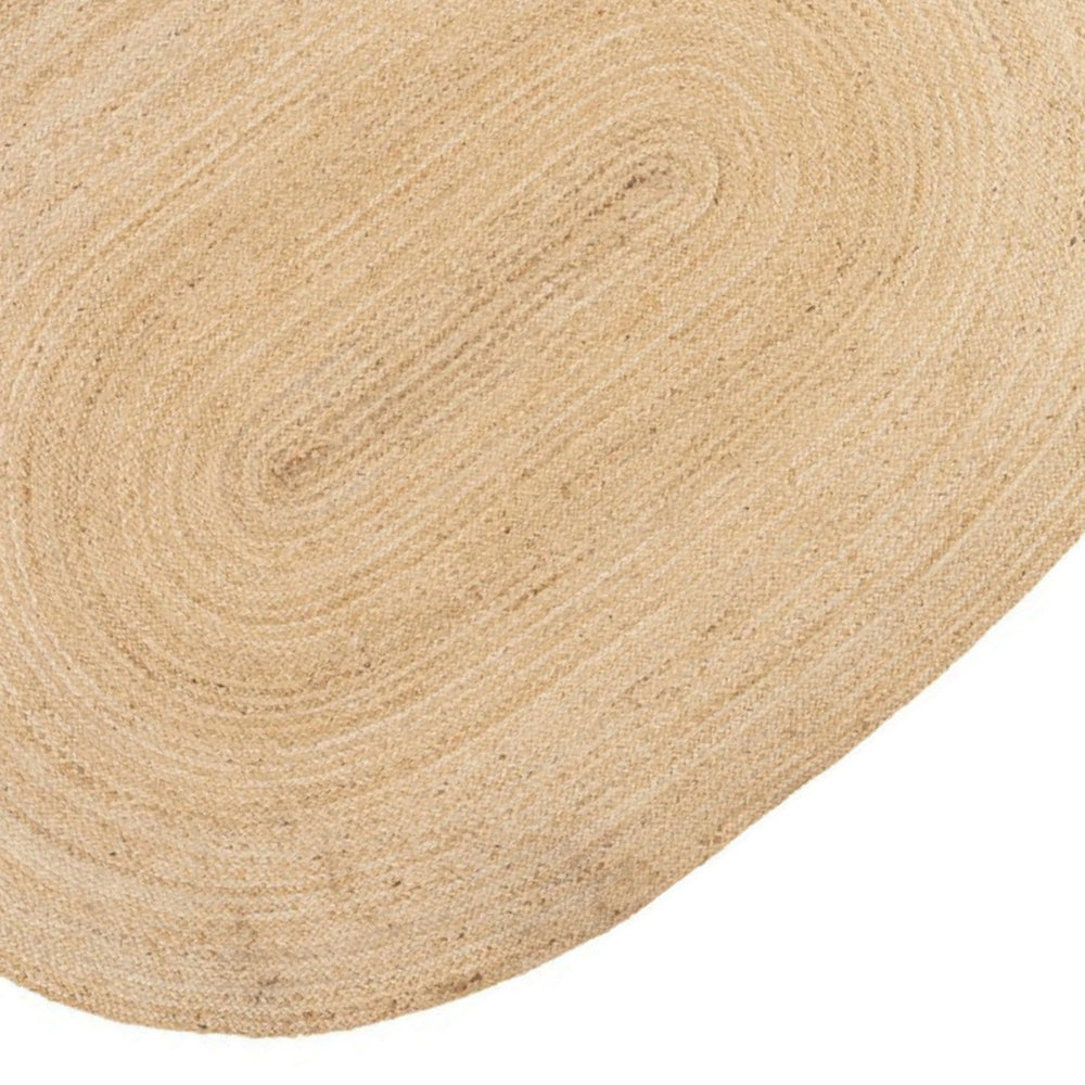 Dettaglio della trama intrecciata di un tappeto ovale in juta naturale, con lavorazione artigianale e finitura chiara.