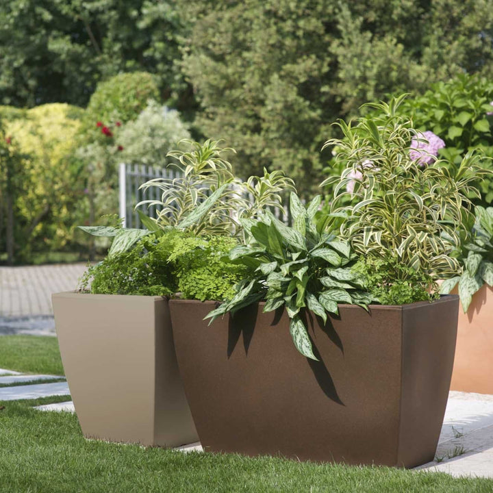 Fioriere da esterno moderne in colorazioni naturali con piante ornamentali