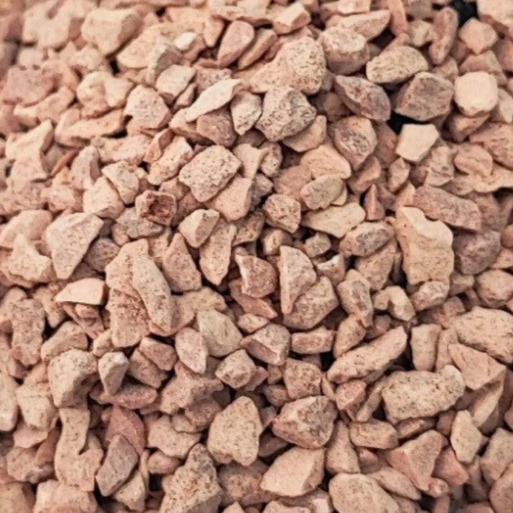Granulato decorativo rosa per terrarium e vasi, finitura naturale e texture rustica, ideale per composizioni botaniche e decorazion
