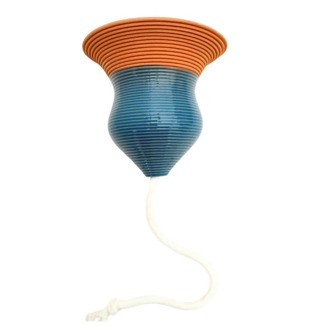 Cono Hydro Terra blu in argilla smaltata con filo assorbente in cotone, sistema di autoirrigazione ecologico per piante da interno senza manutenzione.