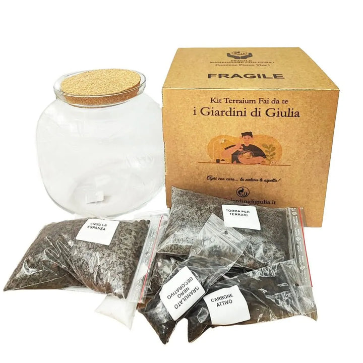 Kit Terrarium Fai Da Te de I Giardini di Giulia con vaso in vetro e tappo in sughero, substrati naturali (torba bionda, carbone attivo, sabbia bianca, granulato nero, argilla espansa) e scatola personalizzata, ideale per creare un ecosistema autosufficiente da interno.