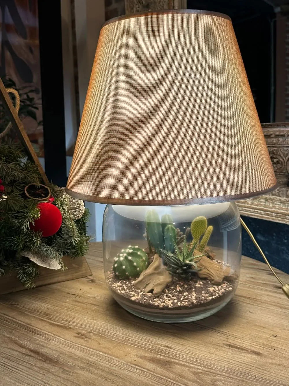 Dettaglio del Lamparium acceso su tavolo in legno

