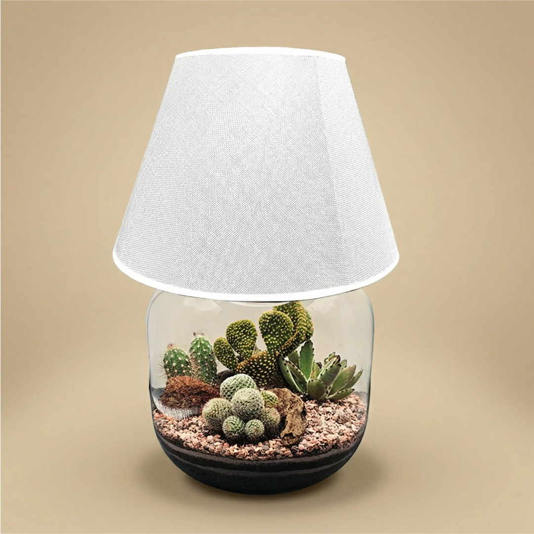 Lamparium Martina comodino camera letto. Lampada accesa luce calda soffusa. Libro occhiali sveglia. Atmosfera notturna rilassante elegante.