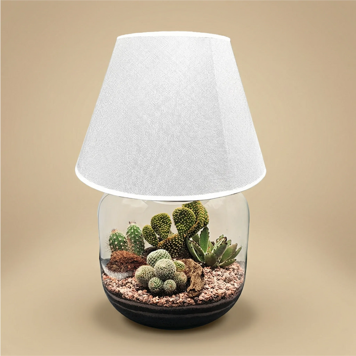 Lamparium Martina comodino camera letto. Lampada accesa luce calda soffusa. Libro occhiali sveglia. Atmosfera notturna rilassante elegante.