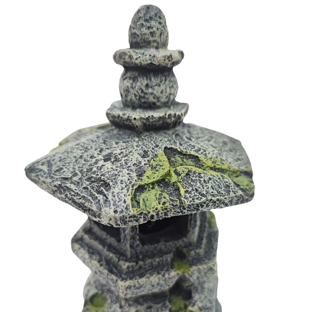 Dettaglio della pagoda decorativa in resina con effetto muschio verde, design orientale per composizioni zen
