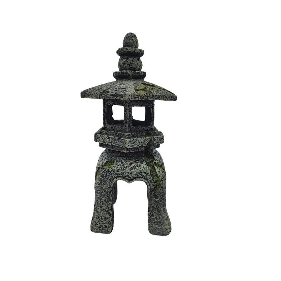 Pagoda decorativa in resina per composizioni zen e terrarium, design orientale con effetto pietra e dettagli muschio verde