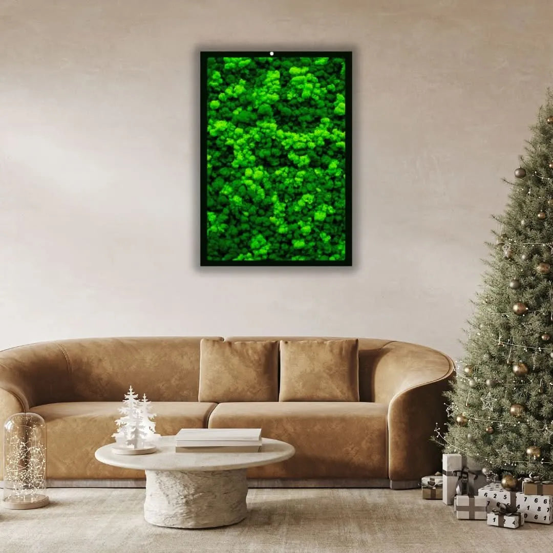 Quadro rettangolare in muschio stabilizzato con cornice nera appeso sopra un divano beige in un salotto moderno decorato per Natale – I Giardini di Giulia