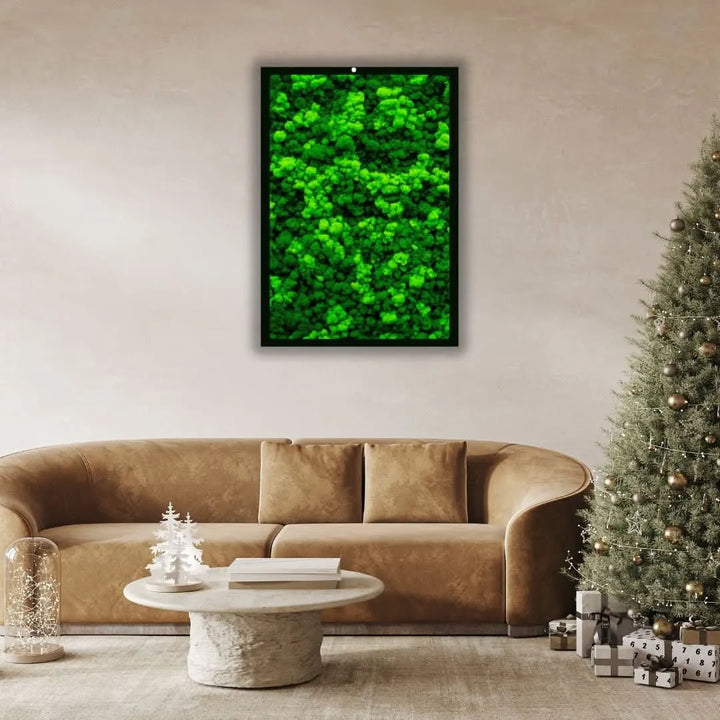Quadro rettangolare in muschio stabilizzato con cornice nera appeso sopra un divano beige in un salotto moderno decorato per Natale – I Giardini di Giulia