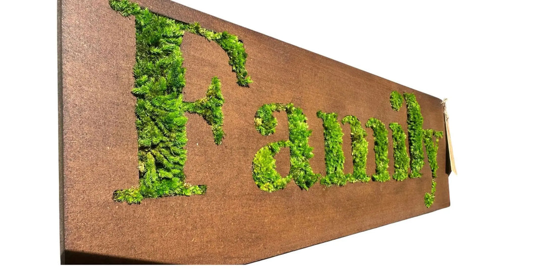 Dettaglio laterale del quadro Family in muschio stabilizzato verde su base in legno naturale – decorazione ecologica 50x18 c