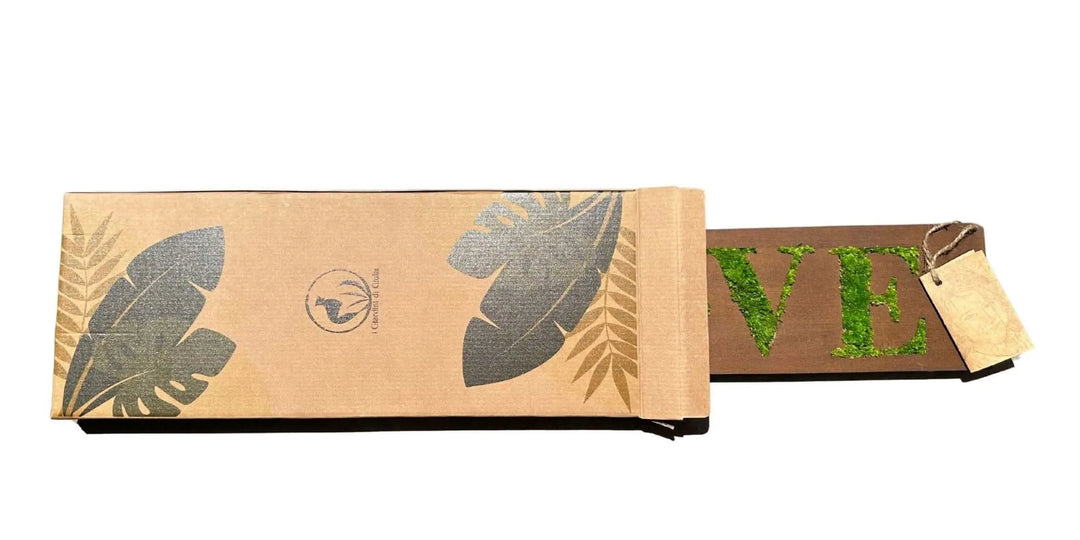 Packaging sostenibile con logo I Giardini di Giulia e quadro in muschio stabilizzato con scritta Love parzialmente visibile