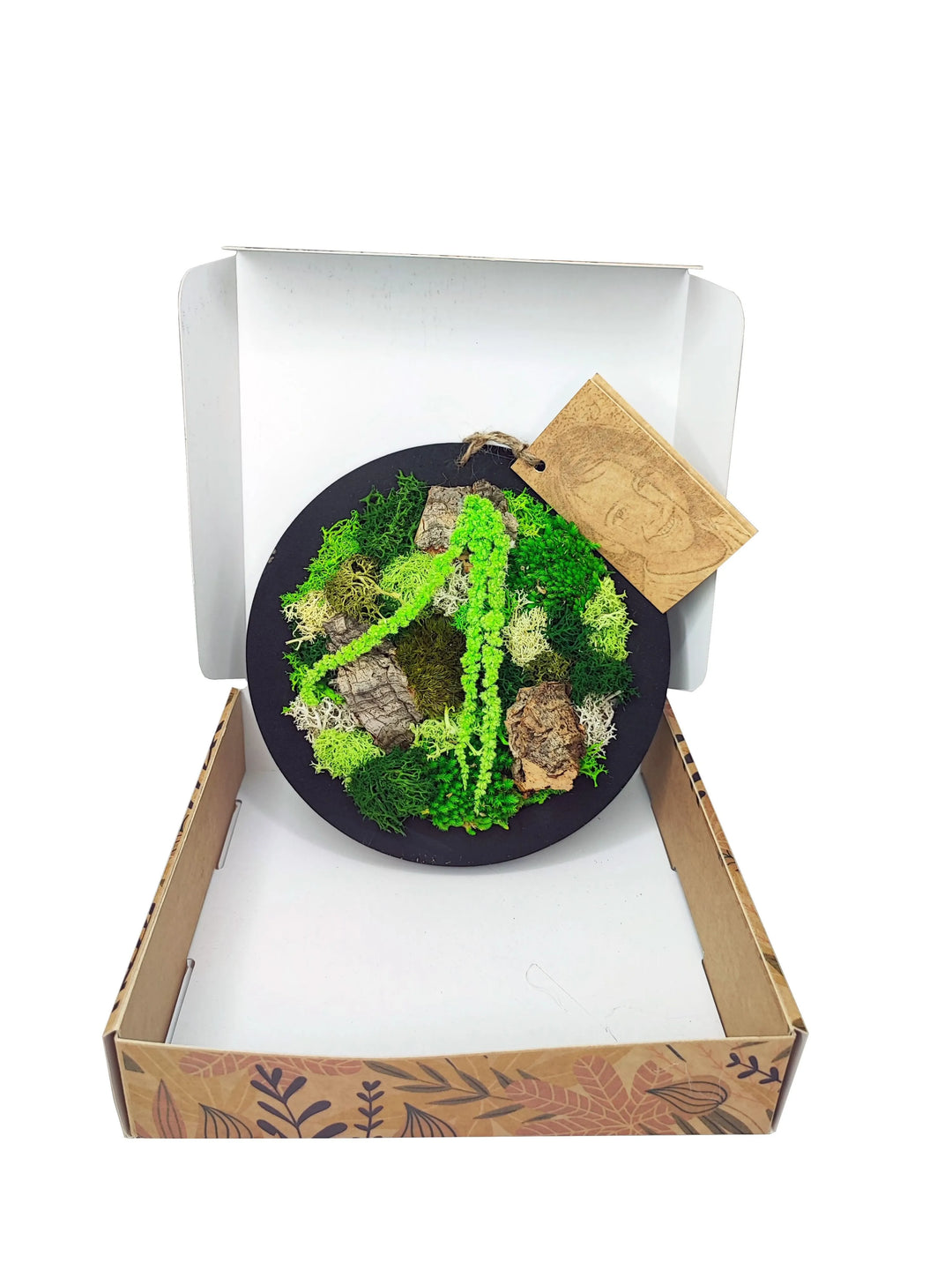 Quadro tondo "Velia in Fiore" in muschio e licheni stabilizzati con sughero, confezionato in scatola decorata – diametro 20 cm, I Giardini di Giulia.





