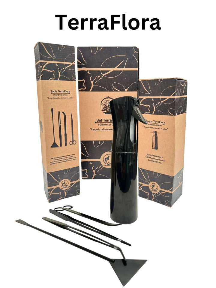 Set completo manutenzione TerraFlora per terrarium, confezione regalo con 4 attrezzi di precisione (paletta, pinzette, forbici), sprayer acqua demineralizzata 500ml, carbone attivo 100g, kit professionale per piante verdi e terrari - I Giardini di Giulia