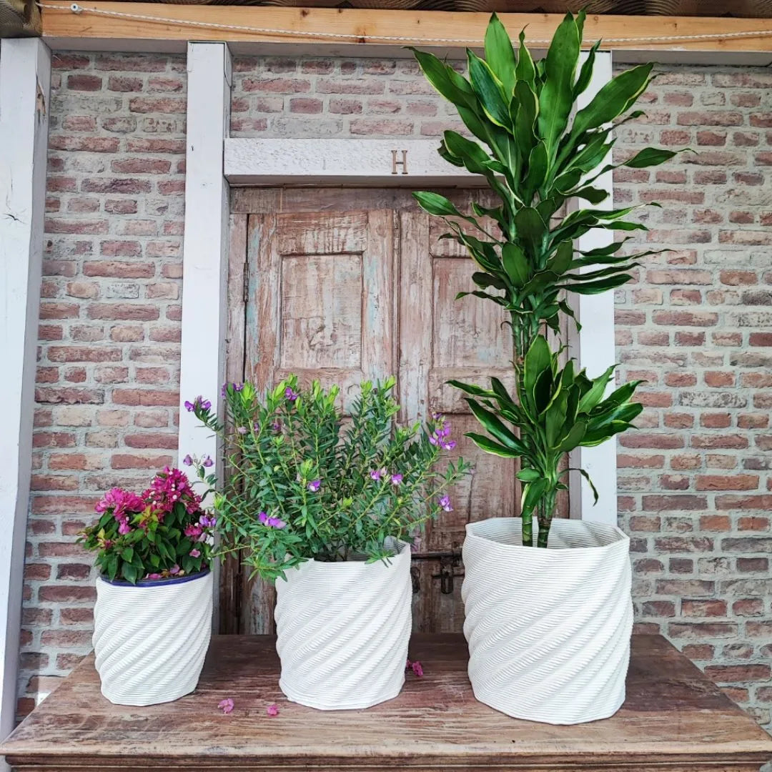 Set di vasi Cadice in tre dimensioni, realizzati in argilla bianca naturale con design fluido a spirale, Collezione Terra&Sole.