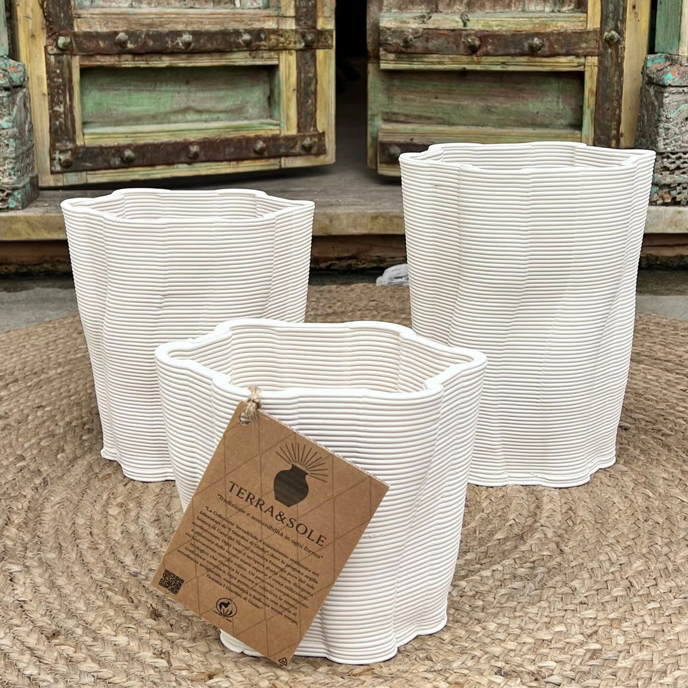 Primo pianto del set di vasi venezia ovali collocati su un tappeto in un ambiente interno 