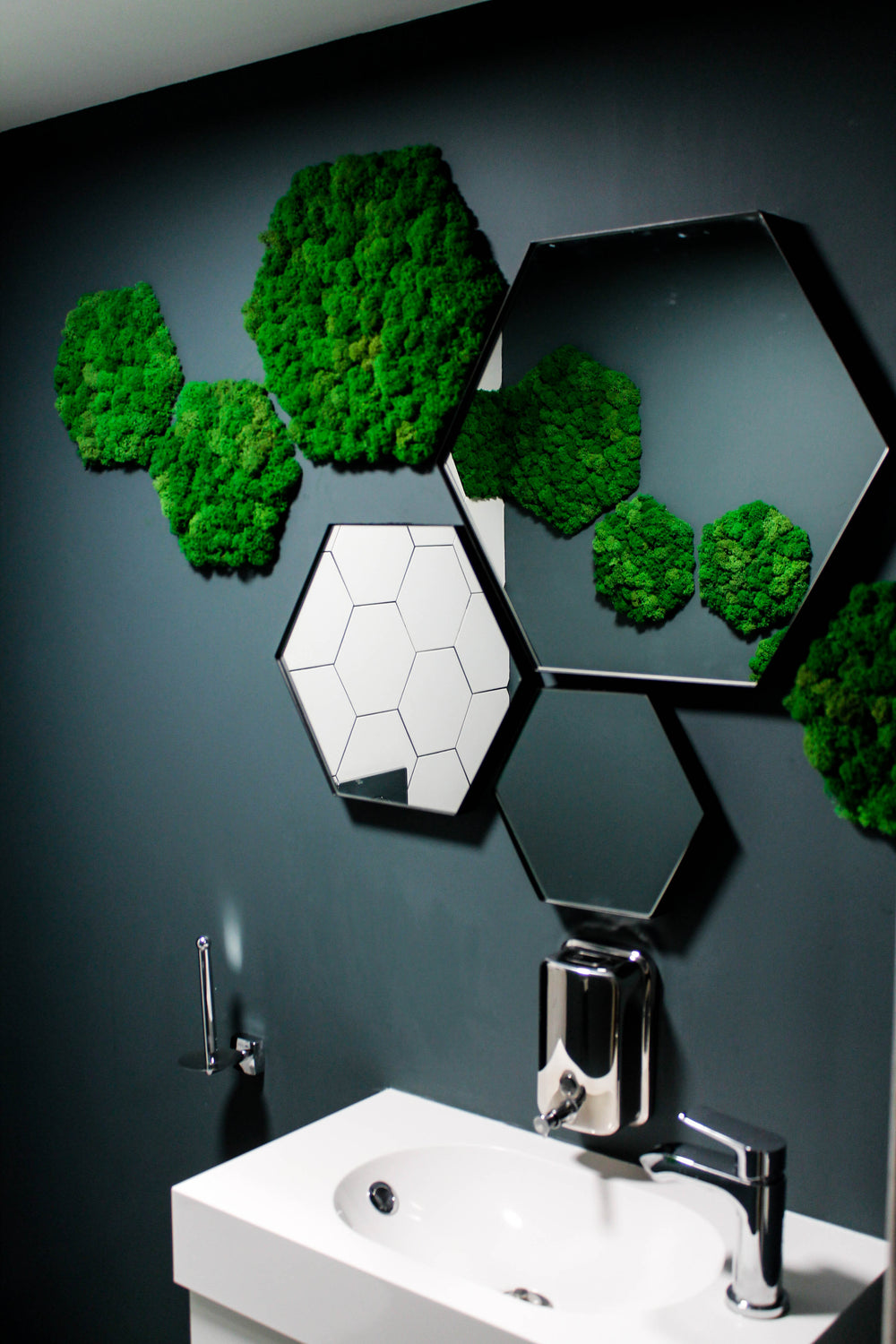 3 quadri di verde preservato di forma esagonale in zona bagno 