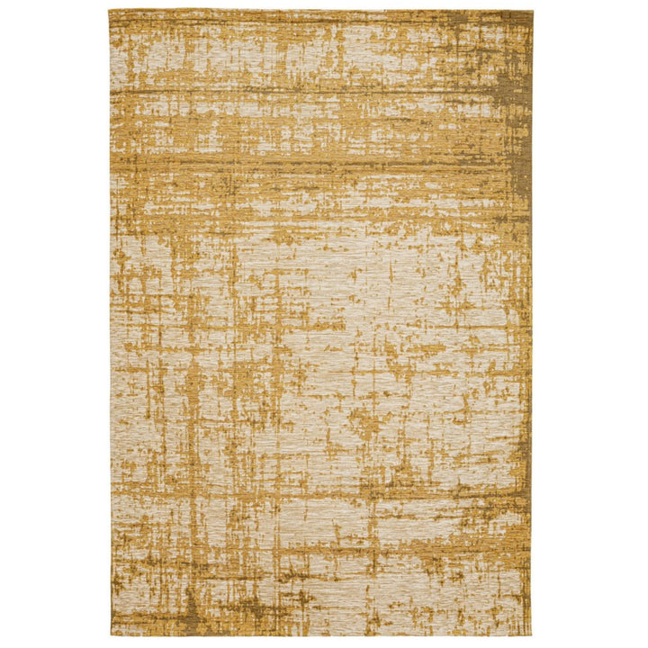 Tappeto rettangolare moderno in viscosa, con pattern astratto color senape e fondo chiaro, visto frontalmente.
