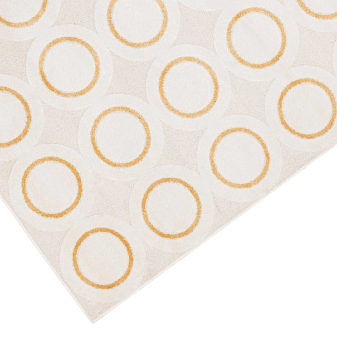 Dettaglio angolare del tappeto geometrico con cerchi gialli e beige – texture morbida e pattern moderno ideale per arredamento minimal o nordico.