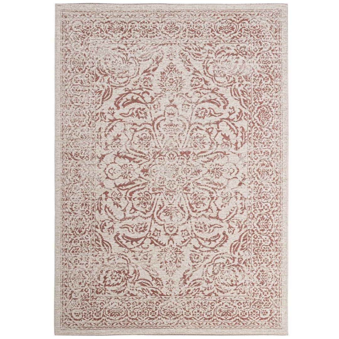 Tappeto d’arredo classico in tonalità avorio con decorazione floreale rosso terracotta, ideale per ambienti eleganti e raffinati.

