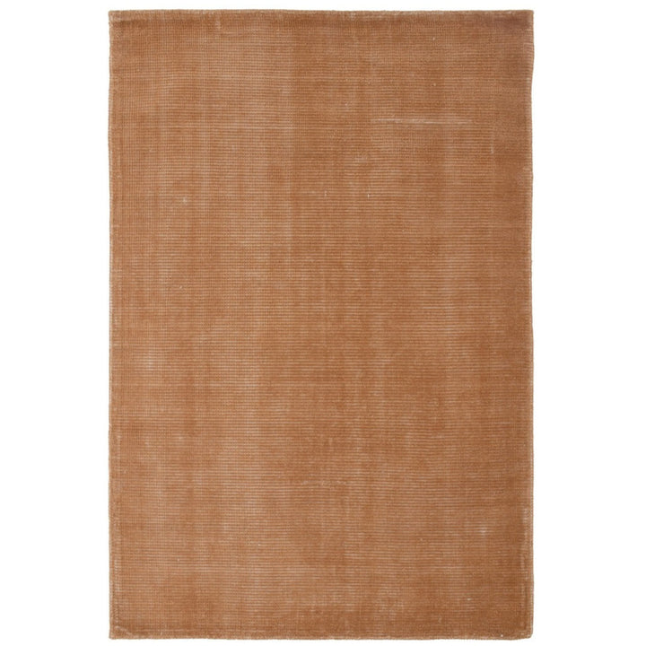 Tappeto in fibra naturale di colore terracotta con trama sottile a righe, forma rettangolare, ideale per ambienti caldi e moderni.

