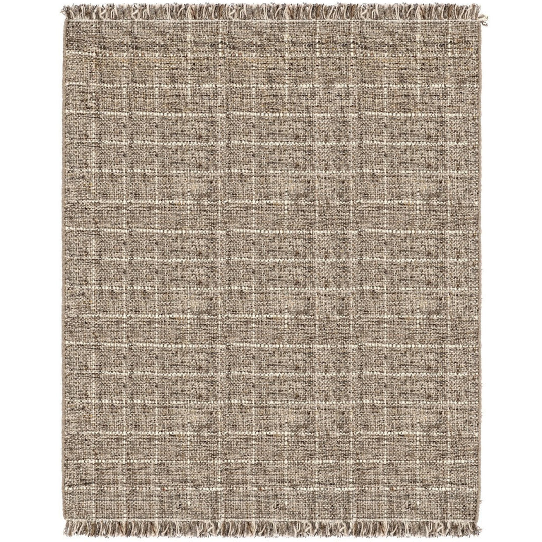 Tappeto in fibra naturale con motivo a quadri intrecciati in beige e panna, finitura con frange decorative.

