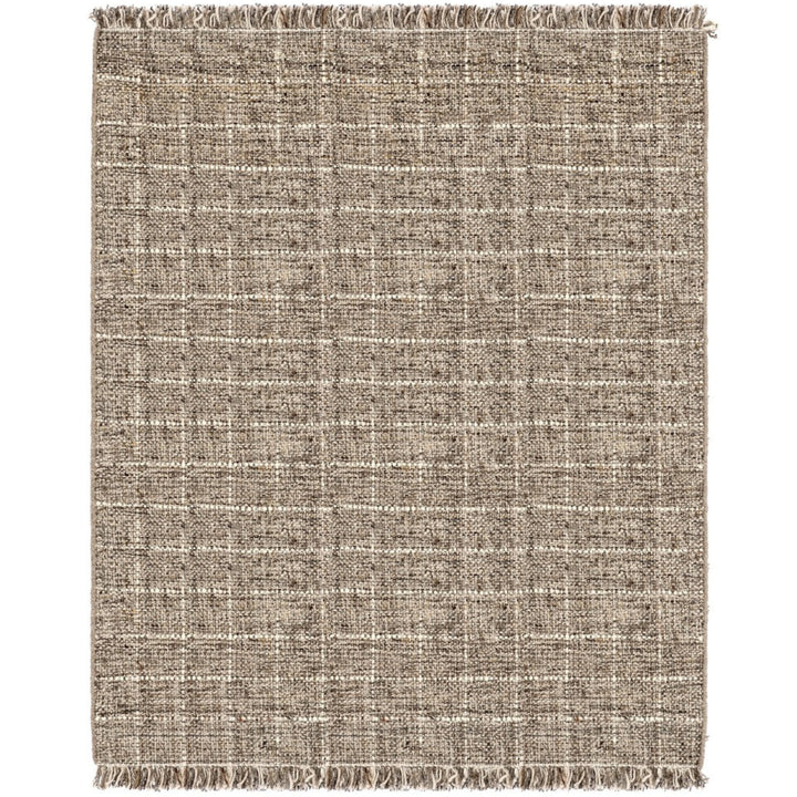 Tappeto in fibra naturale con motivo a quadri intrecciati in beige e panna, finitura con frange decorative.

