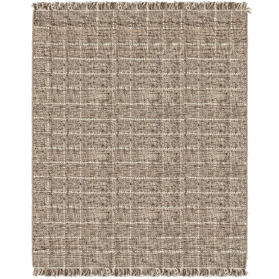 Tappeto in fibra naturale con motivo a quadri intrecciati in beige e panna, finitura con frange decorative.

