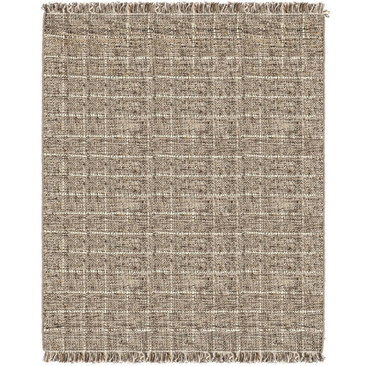 Tappeto in fibra naturale con motivo a quadri intrecciati in beige e panna, finitura con frange decorative.

