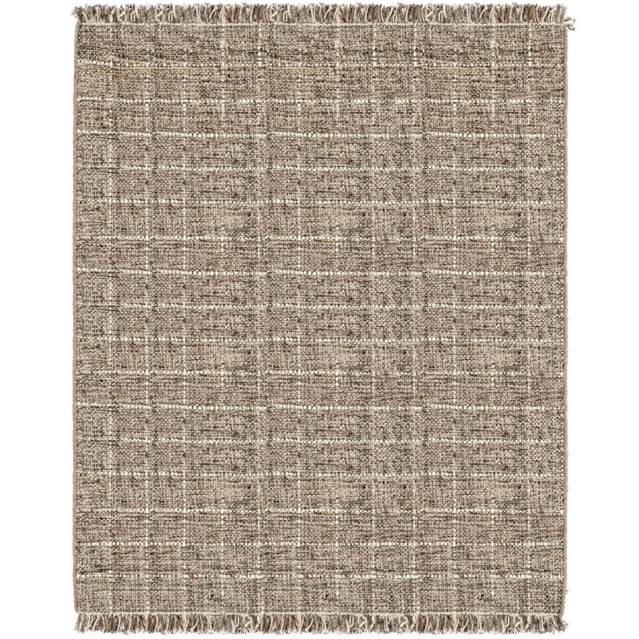 Tappeto in fibra naturale con motivo a quadri intrecciati in beige e panna, finitura con frange decorative.

