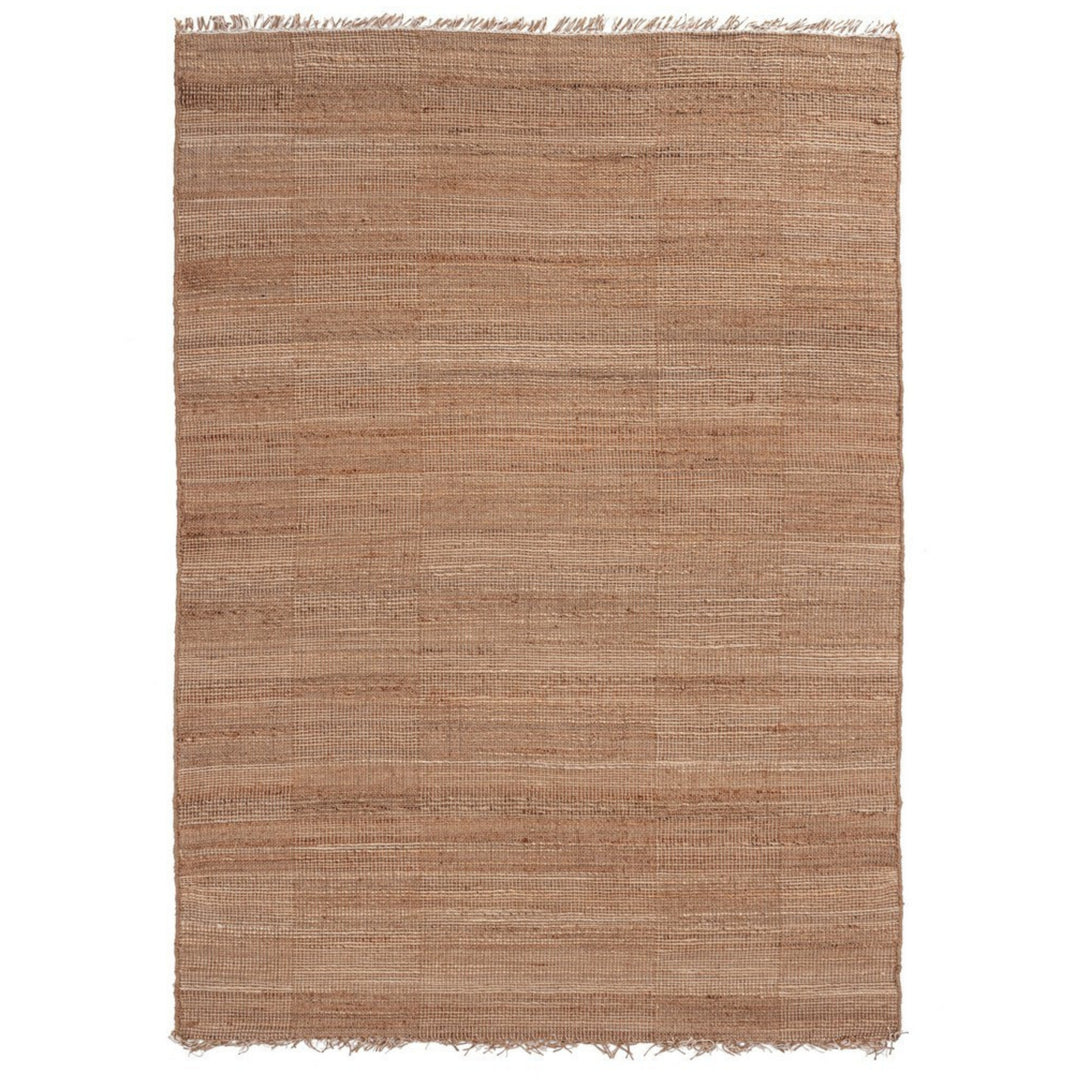 Tappeto in juta naturale con frange, intreccio sottile e finitura monocromatica, visto frontalmente.

