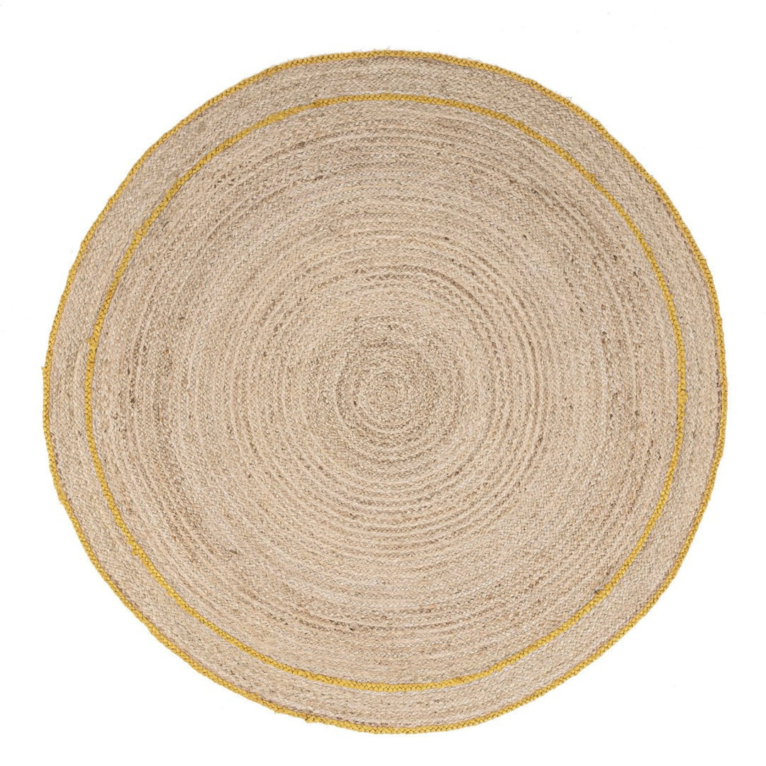 Tappeto rotondo in juta con doppia bordatura gialla, perfetto per dare un tocco solare e artigianale agli interni.

