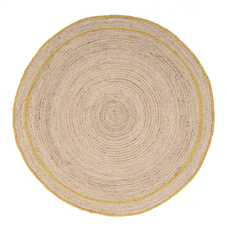 Tappeto rotondo in juta con doppia bordatura gialla, perfetto per dare un tocco solare e artigianale agli interni.

