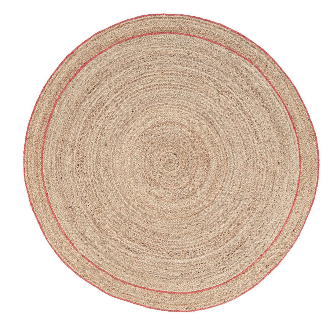 Tappeto rotondo in juta con bordatura rossa, stile naturale e finitura rustica ideale per ambienti moderni.