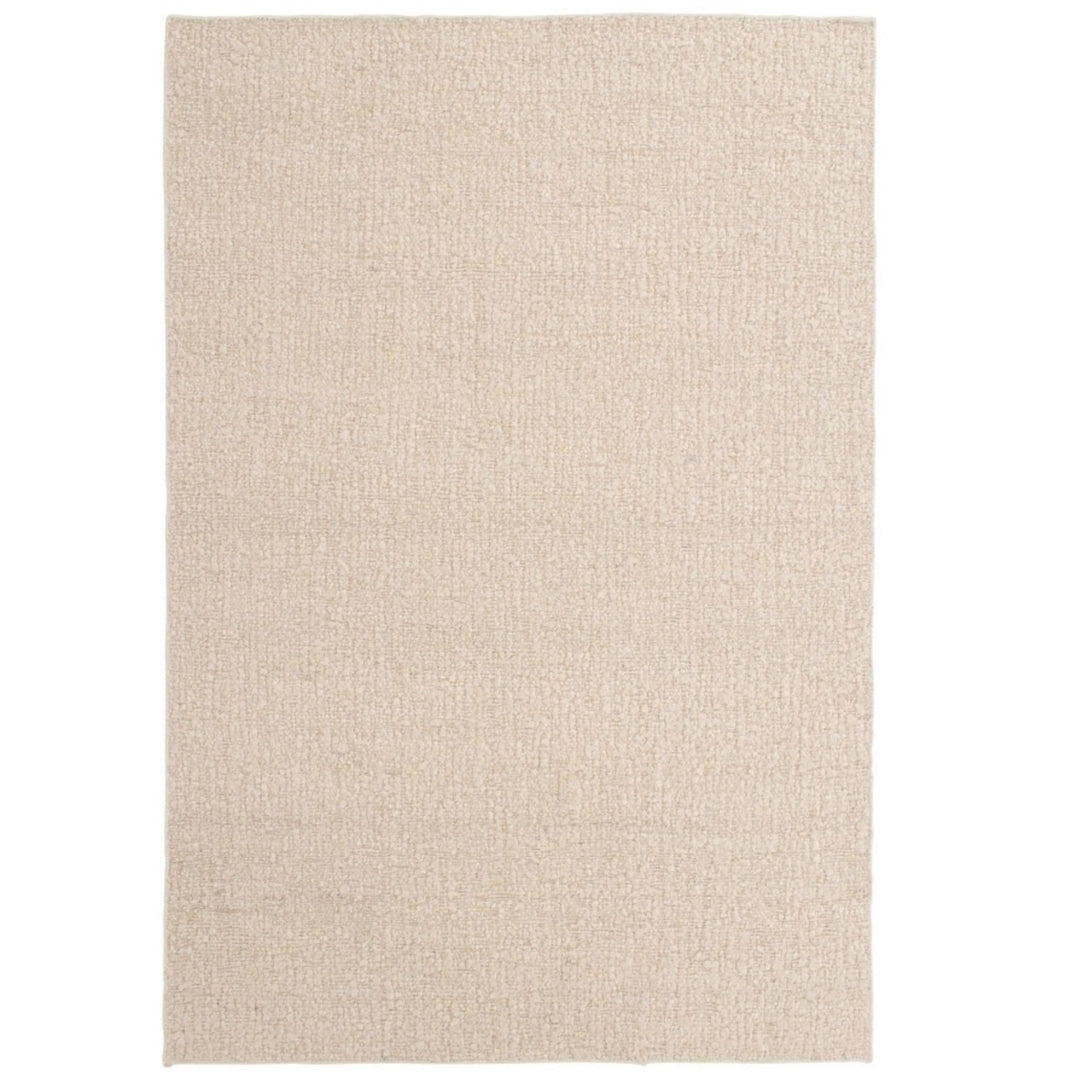 Tappeto rettangolare in fibra naturale di juta, colore beige chiaro, con texture intrecciata e superficie uniforme.

