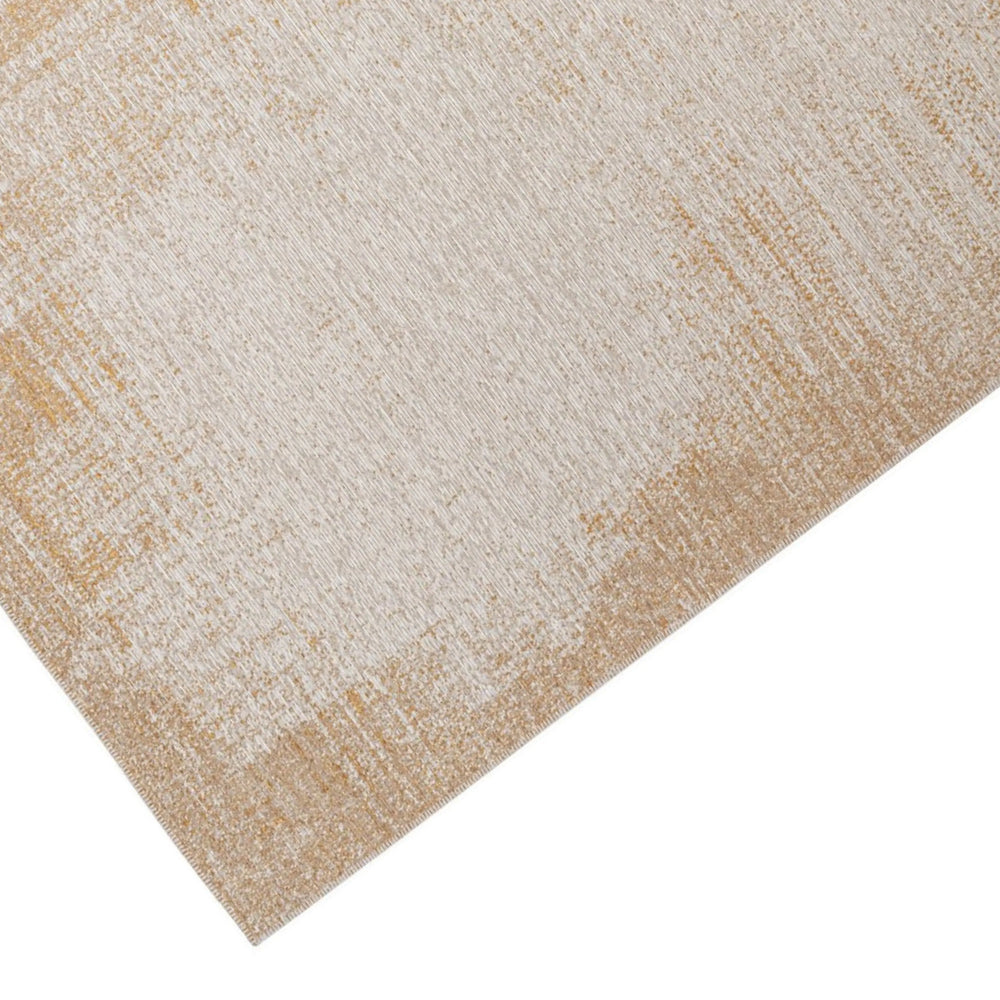 Dettaglio angolare del tappeto moderno beige con effetto sfumato e texture morbida