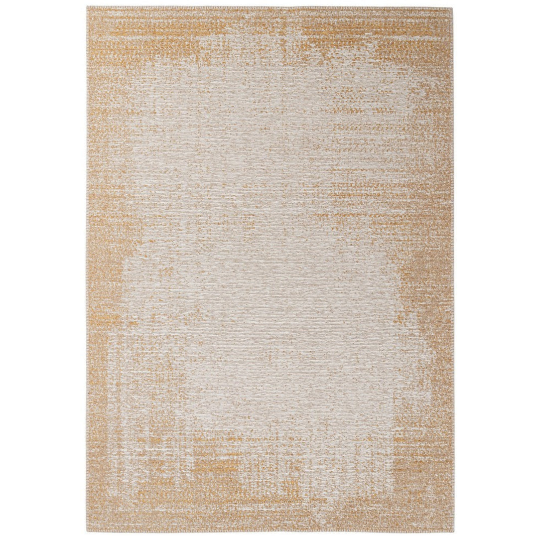 Tappeto moderno beige con sfumature dorate e finitura vellutata, visto frontalmente