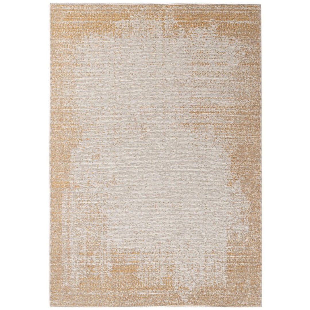 Tappeto moderno beige con sfumature dorate e finitura vellutata, visto frontalmente