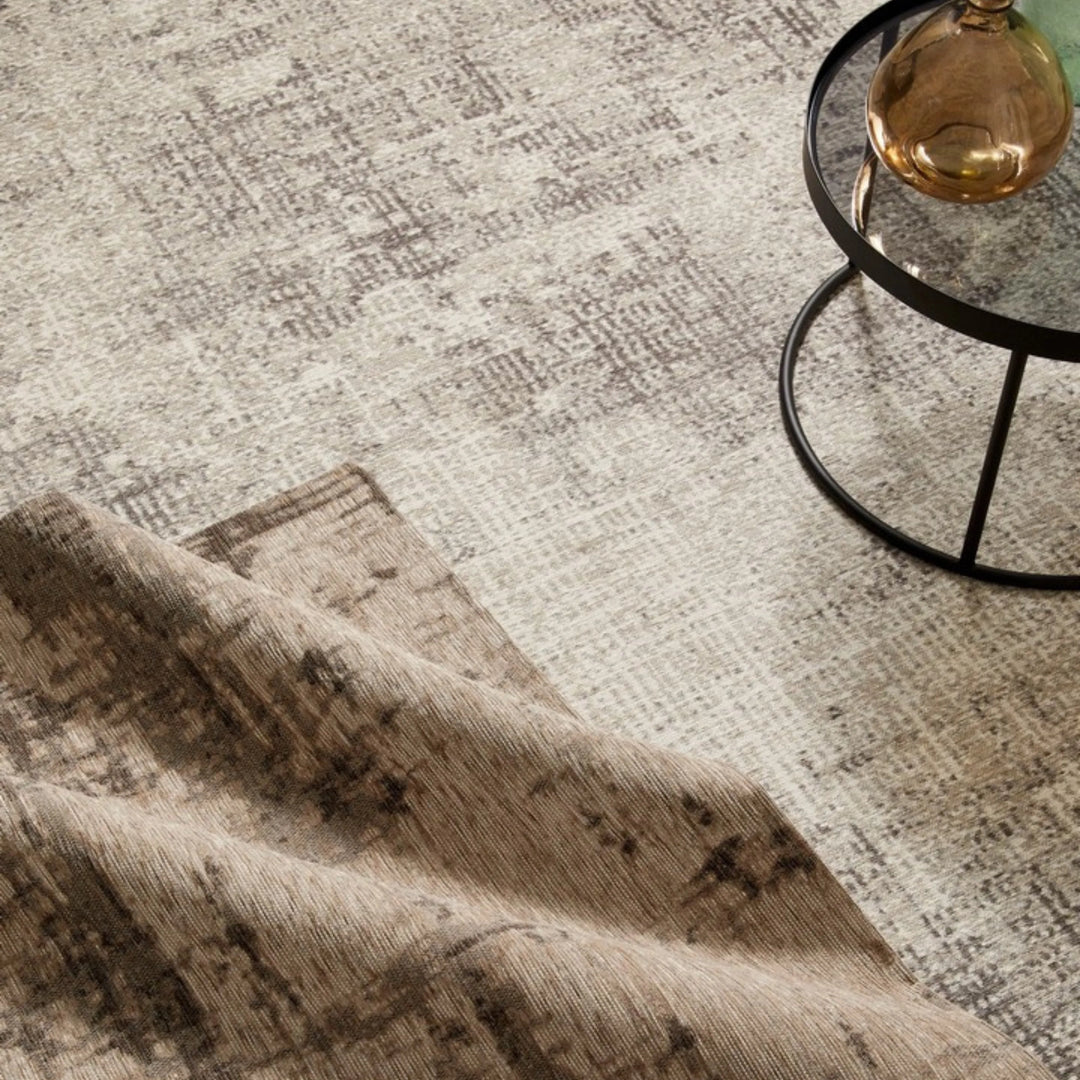 Tappeto Tortora in ambiente salotto con tavolino in vetro, ideale per arredamenti moderni e raffinati.