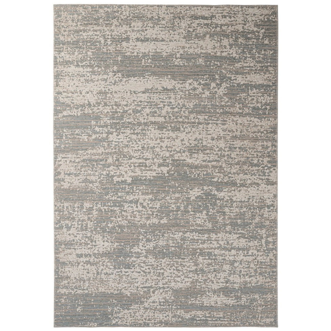 Tappeto moderno rettangolare con sfumature irregolari nei toni del beige e del blu, dal look astratto e testurizzato.

