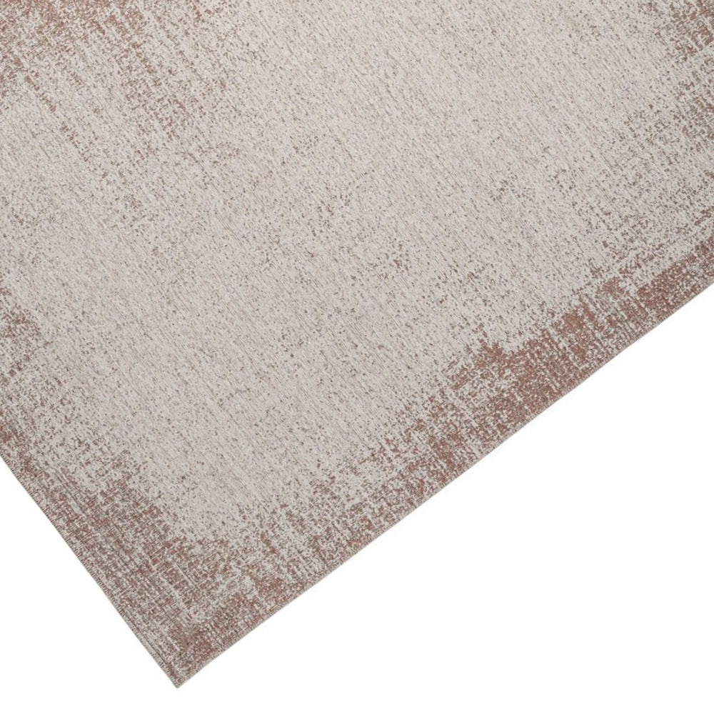 Tappeto moderno rosa antico con effetto sfumato sui bordi e superficie morbida in stile velluto.