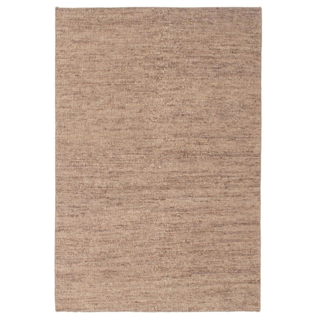 Tappeto rettangolare in fibra naturale color beige, realizzato a mano con texture uniforme e stile moderno.