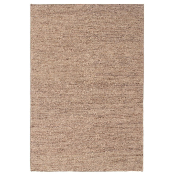 Tappeto rettangolare in fibra naturale color beige, realizzato a mano con texture uniforme e stile moderno.