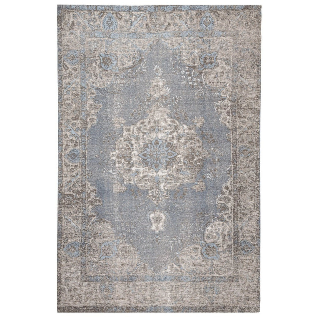 Tappeto effetto antico con decoro centrale e bordo ornamentale nei toni del blu polvere e grigio tortora, stile orientale vintage.