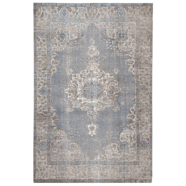 Tappeto effetto antico con decoro centrale e bordo ornamentale nei toni del blu polvere e grigio tortora, stile orientale vintage.