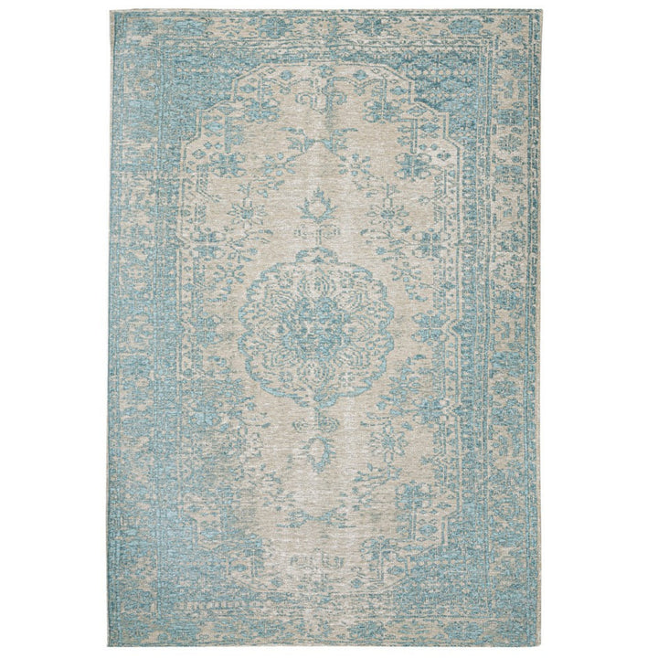 Tappeto persiano rettangolare con motivo centrale floreale e bordatura azzurro polvere, su fondo beige chiaro.

