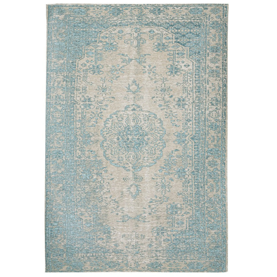 Tappeto persiano rettangolare con motivo centrale floreale e bordatura azzurro polvere, su fondo beige chiaro.

