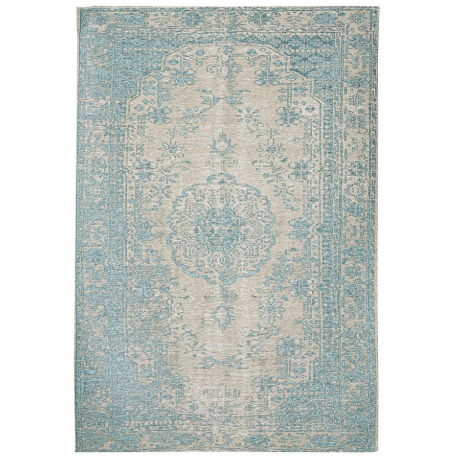 Tappeto persiano rettangolare con motivo centrale floreale e bordatura azzurro polvere, su fondo beige chiaro.

