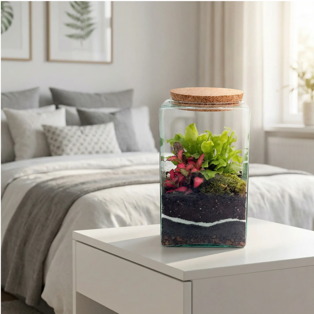 Terrarium decorativo su comodino camera da letto moderna con lenzuola bianche