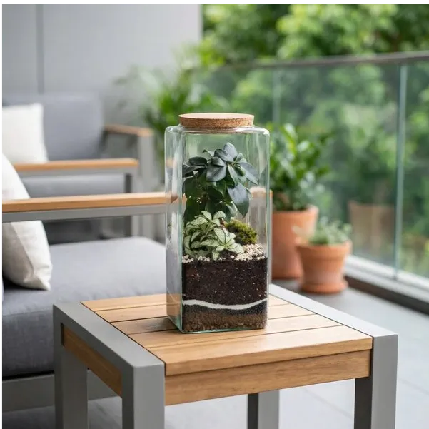 Terrarium su tavolino esterno terrazzo balcone con piante e arredo outdoor