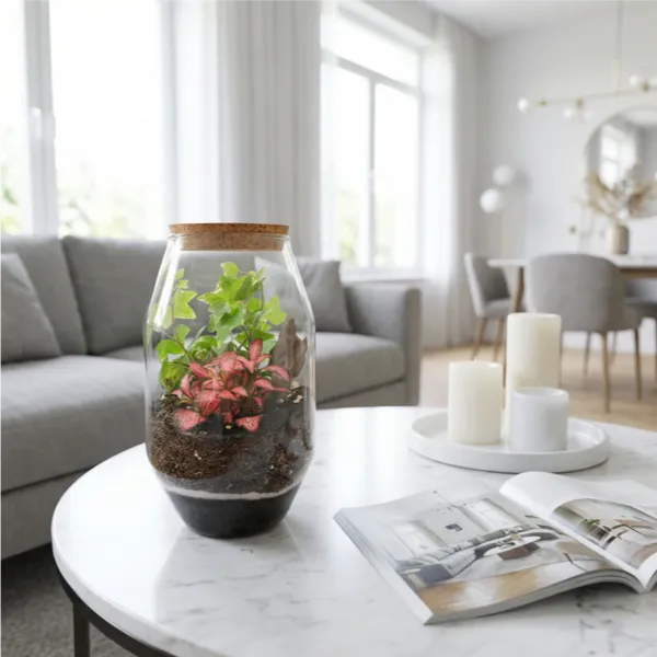 Terrarium Alessia centrotavola su tavolino marmo bianco, decorazione elegante per salotto moderno