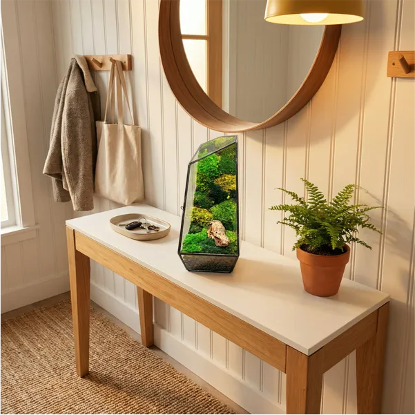 Terrarium Diamante consolle ingresso. Specchio tondo vassoio chiavi pianta appendiabiti. Atmosfera accogliente benvenuto luminosa. Stile contemporaneo.